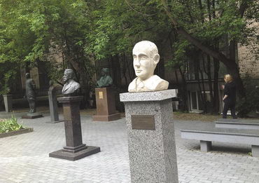 Памятник Раулю Валленбергу во дворе ВГБИЛ им. Рудомино