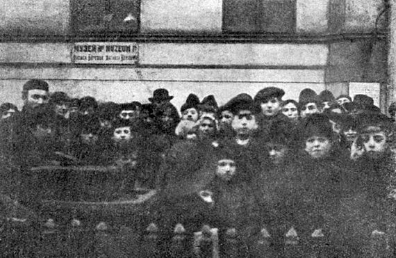 Евреи‑беженцы во дворе Варшавской еврейской гмины. Фото, опубликованное в «Новом восходе» № 5. 6 февраля 1915