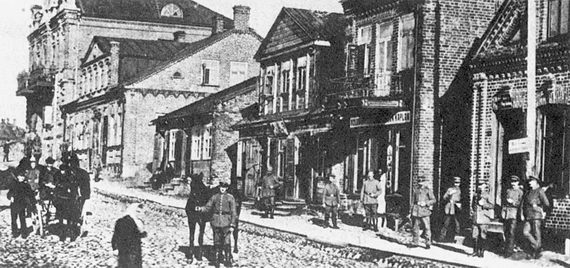 Немецкие солдаты на главной улице в Тельшяе. Литва. 1915