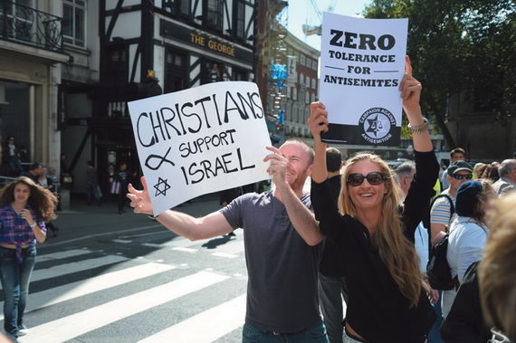 Плакаты: «Христиане поддерживают Израиль», «Ноль толерантности по отношению к антисемитизму». Митинг против антисемитизма, организованный раввином Эфраимом Мирвисом. 31 августа 2014. Сourtesy Adam Arnold