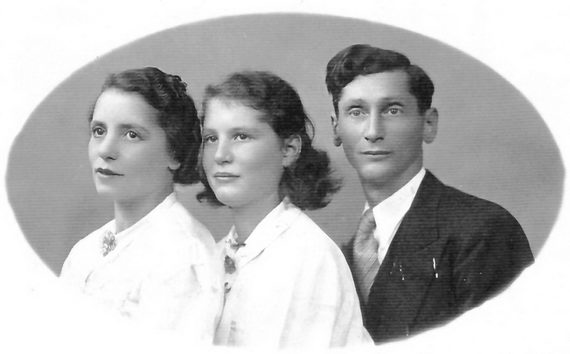 Дора Брюдер со своими родителями Эрнестом и Сесиль. Фотография на памятнике на кладбище Баньё. Из личного архива Патрика Модиано