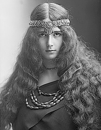 Студия Надара. Клео де Мерод (полное имя Клеопатра‑Диана де Мерод), танцовщица Парижской оперы. 1894. © JMW