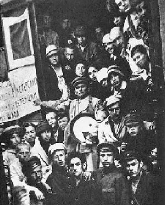 Казимир Малевич и члены группы УНОВИС на витебском вокзале перед отъездом в Москву. 1920
