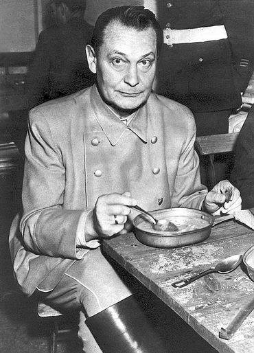 Герман Геринг обедает в перерыве во время Нюрнбергского процесса. 1945