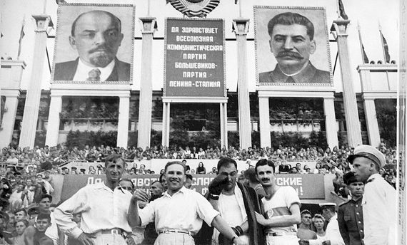 Спортивный праздник на стадионе «Динамо». Анатолий Семенович Френкин второй справа. Конец 1940