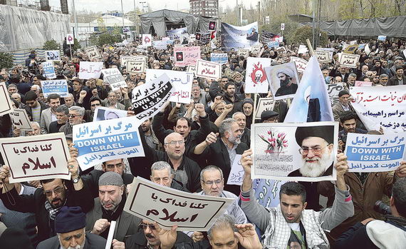 Акции протеста  в Иране — реакция на казнь шейха аль‑Нимра в Саудовской Аравии. Тегеран. 8 января 2016. AP/FOTOLINK
