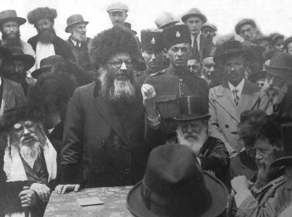 Рабби Авраам Кук выступает с речью (в центре).  Израиль. 1922