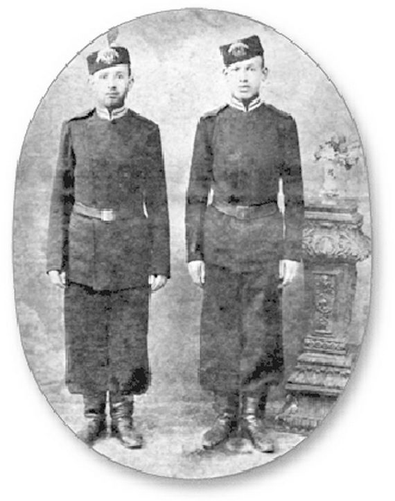 Яков Маратек (слева) с братом 1904. Routs to Roots Foundation