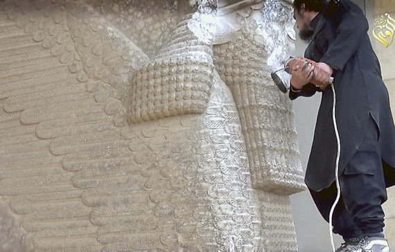 Уничтожение исламскими радикалами артефактов в музее Мосула, Ирак. Фрагмент видео от 25 февраля 2015