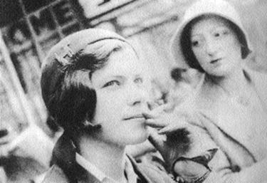 Дочь Эренбурга Ирина и его жена Любовь Михайловна. Париж, 1930.
