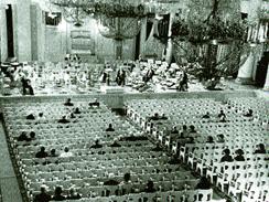 Кадр из документального фильма «Дмитрий Шостакович». Те, кто остались в живых из слушателей Седьмой симфонии после блокады Ленинграда, в зале филармонии. 1966 год.