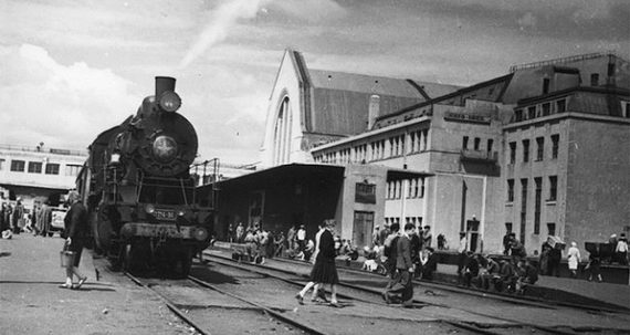На железнодорожном вокзале в Киеве. 1946 год