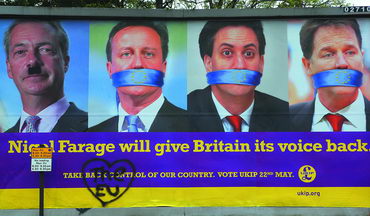 Разрисованный плакат Партии независимости Британии «UKIP». Эд Милибанд второй справа. Шеффилд. 22 мая 2014 года