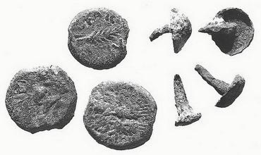 Монеты и металлические гвоздики, найденные при раскопках