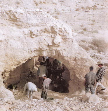 Участники археологической экспедиции исследуют одну из пещер, в которых жили члены кумранской общины в Хирбет-Кумране. 1995–1996