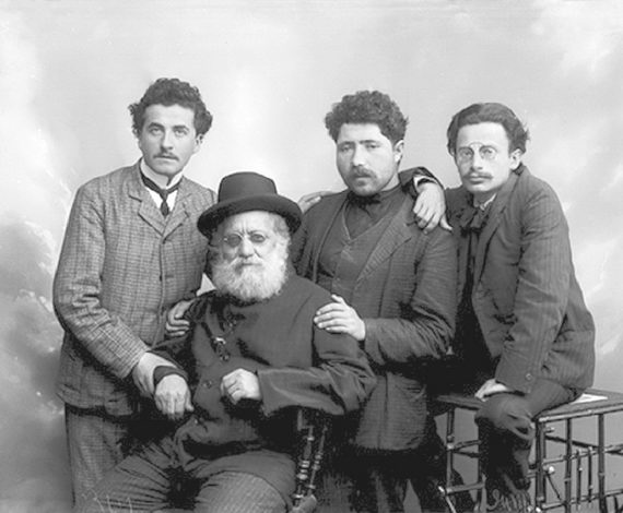 Слева направо: Шмуэль-Йосеф Агнон, Александр Зискинд Рабинович (сидит), Йосеф-Хаим Бреннер, Давид Шимони. Яффо. 1910