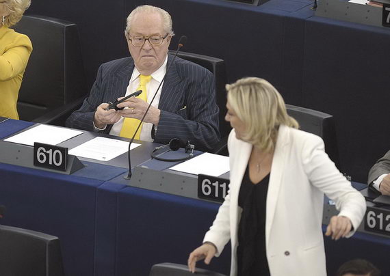 Жан-Мари Ле Пен и его дочь Марин на заседании Европарламента. 1 июля 2014
