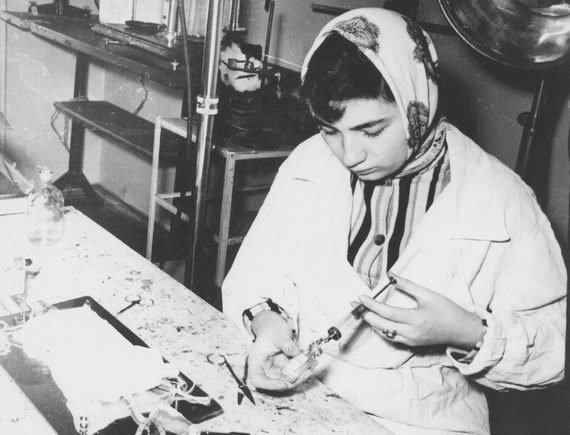 Людмила Улицкая в лаборатории. 1960