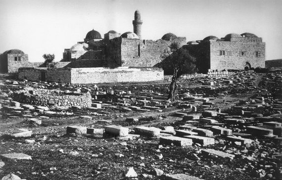 Здания, в одном из которых, согласно традиционной версии, находится могила царя Давида. Гора Сион. 1880 год