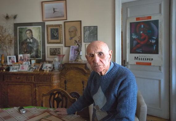 Александр Мессерер в своей гостиной. Июнь 2014