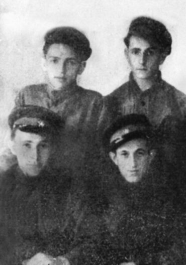 Ицхак Арад (слева вверху) в партизанском отряде. 1940‑е 