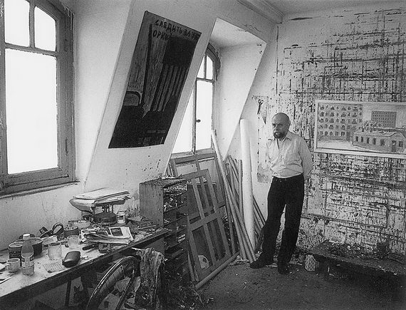 Михаил Рогинский в своей парижской мастерской. 1999. Фотография В. Луповского
