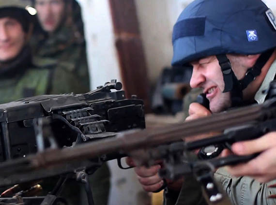 Актер Михаил Пореченков стреляет из пулемета «утес»