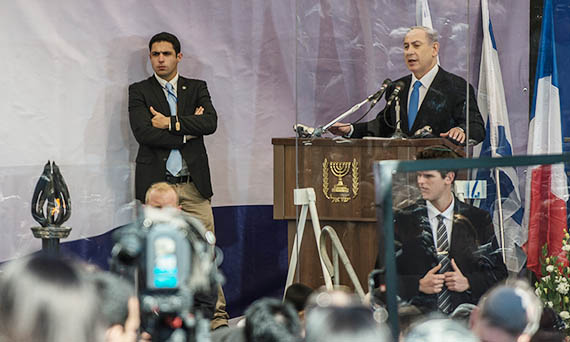 Беньямин Нетаньяху выступает на похоронах жертв теракта на кладбище Гиват-Шауль. 13 января 2015