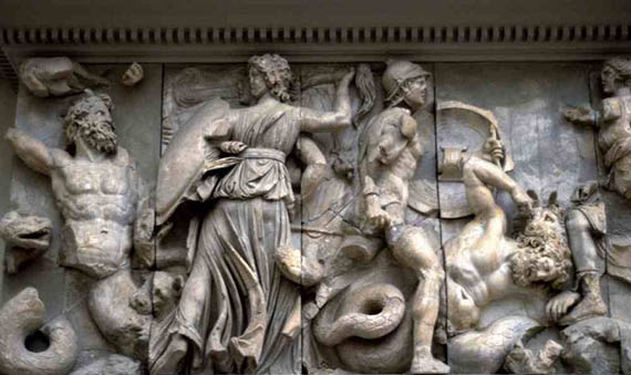 Битва богов и гигантов. Фриз алтаря Зевса в Пергаме. II век до н. э. Пергамон‑музей, Берлин