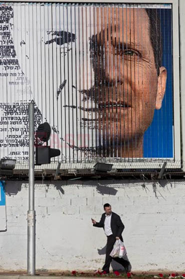 Предвыборный рекламный щит. Портрет Биби сменяет портрет Бужи. Тель‑Авив. Март 2015
