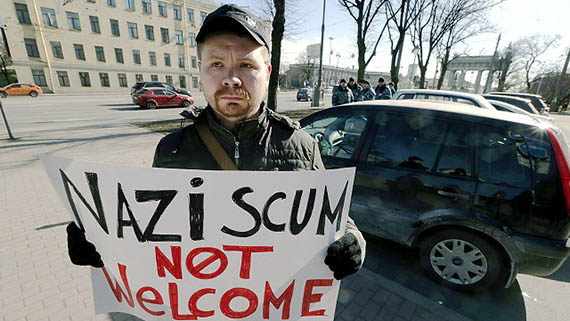 Петербургский пикетчик, выступающий против конгресса, с плакатом: «Нацистской грязи не рады». 22 марта 2015
