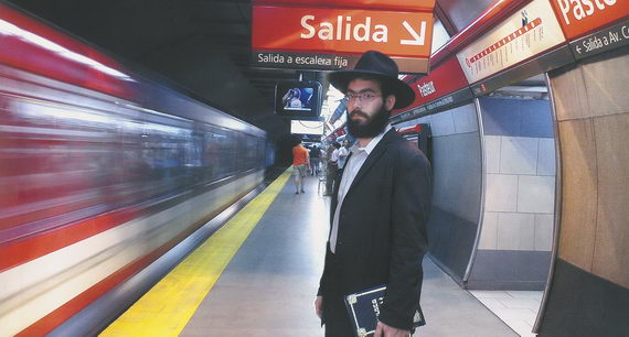 В метро. Фото Даниэля Калдиролы. Из книги «Фотографический альбом еврейской общины» (Буэнос‑Айрес: AMIA Comunidad Judia, 2005)