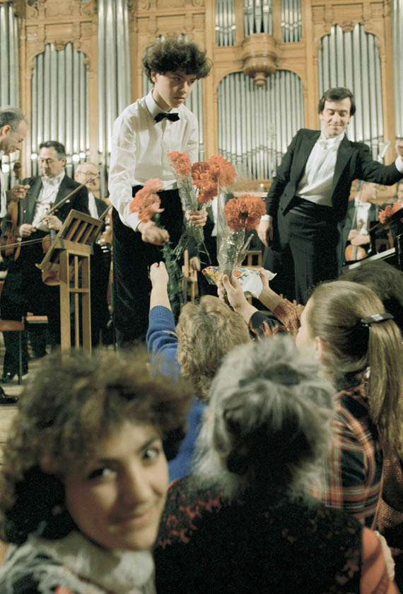 Учащийся средней специальной музыкальной школы имени Гнесиных Евгений Кисин после выступления с Государственным симфоническим оркестром СССР в Большом зале Московской консерватории. 24 февраля 1989