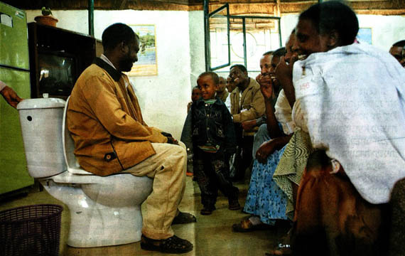 Перевалочный пункт в Аддис‑Абебе, где будущих граждан Израиля знакомят с атрибутами нового быта. «Йедиот ахаронот», 2006