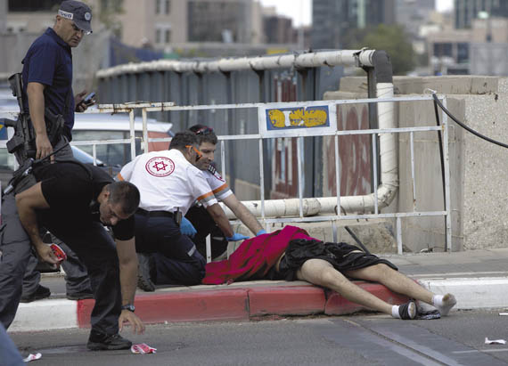 Врачи оказывают медицинскую помощь палестинцу, который пытался убить несколько человек. Тель‑Авив. 7 октября 2015