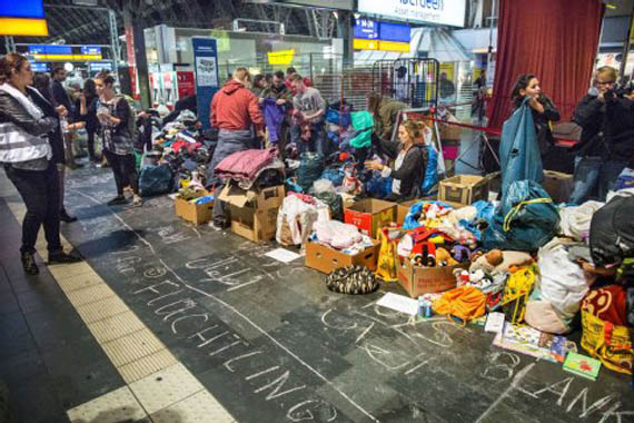 Беженцы на на платформе центрального железнодорожного вокзала во Франкфурте‑на‑Майне. Сентябрь 2015