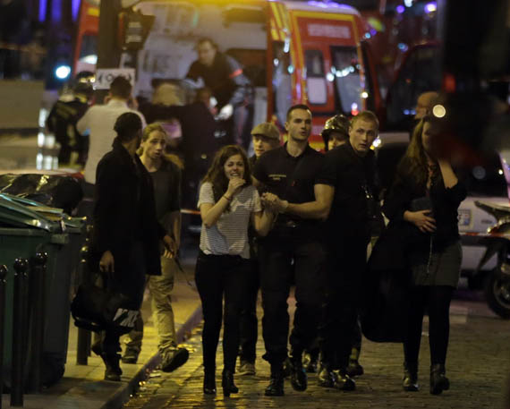 Эвакуация людей из концертного зала «Батаклан». Париж. 13 ноября 2015