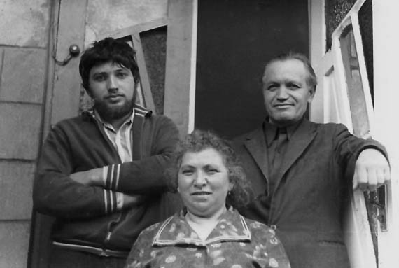 Авигдор Либерман с родителями. Кишинев. 1977