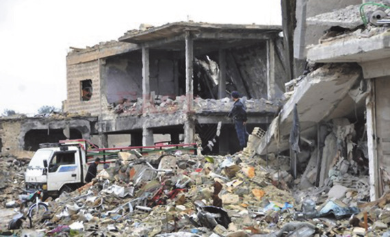 Обломки зданий, разрушенных в ходе столкновений между боевиками ИГ и курдскими вооруженными группами в центре сирийского города Кобани 12 марта 2015 года  Rauf Maltas/AA/ABACAPRESS.COM
