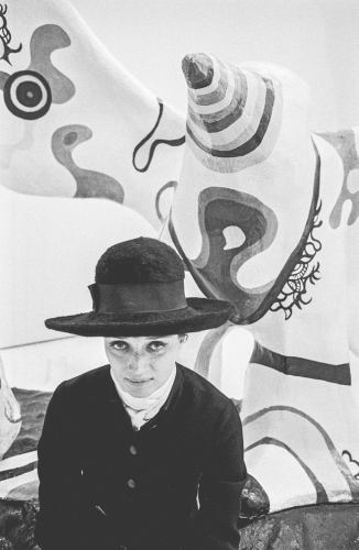 Мария Неттер Ники де Сен-Фаль на своей выставке в Gimpel & Hanover Galerie. Цюрих. The Niki Charitable Art Foundation