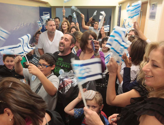 Французские евреи прибыли в Израиль для совершения алии. Аэропорт Бен‑Гурион, Тель‑авив. Июль 2015. Фото Оффера Вакнина