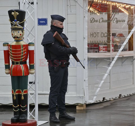 Усиленные меры безопасности на рождественской ярмарке. Елисейские Поля, Париж. 24 ноября 2015