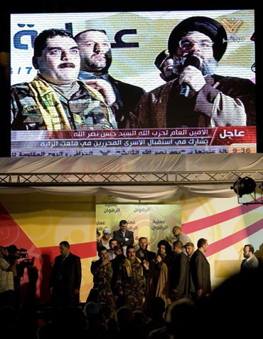 Самир Кунтар (на экране слева) и шейх Хасан Насралла. на митинге в честь возвращения Кунтара. 16 июля 2008. East News
