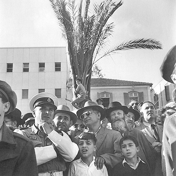 В ожидании провозглашения «Декларации независимости Государства Израиль». Фото Роберта Капы. Бульвар Ротшильда, Тель‑Авив. 14 мая 1948
