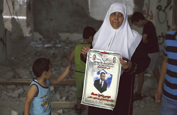 Палестинка с портретом Исса Ассафа, одного из участников теракта в Тель‑Авиве. 6 июля 2016. AFP/EAST NEWS