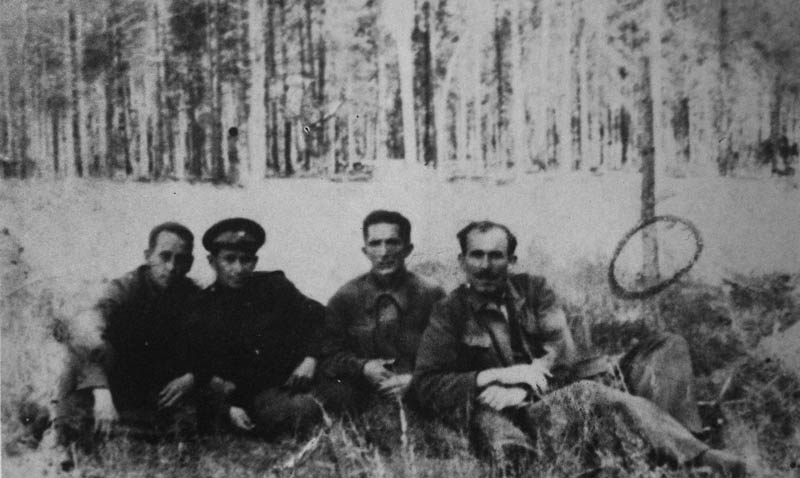 Выжившие после побега из Понар: Каган (имя неизвестно), Иосиф Билиц, Шлема Гол, Константин Потанин. 1944