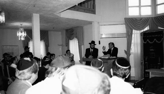 Эли Визель в синагоге в Марьиной роще. Москва. 1997