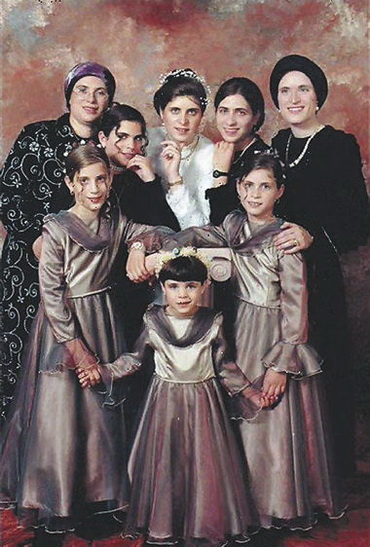 Свадьба дочери. Первая слева Хая, первая справа от невесты Инди, в центре младшая Либи. Иерусалим. 2002 год. Фотография из семейного архива