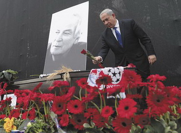 Премьер-министр Израиля Биньямин Нетаньяху на похоронах Арика Айнштейна. 27 ноября 2013 года
