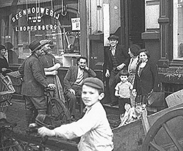 Уличная сценка. Антверпен. 1937 год